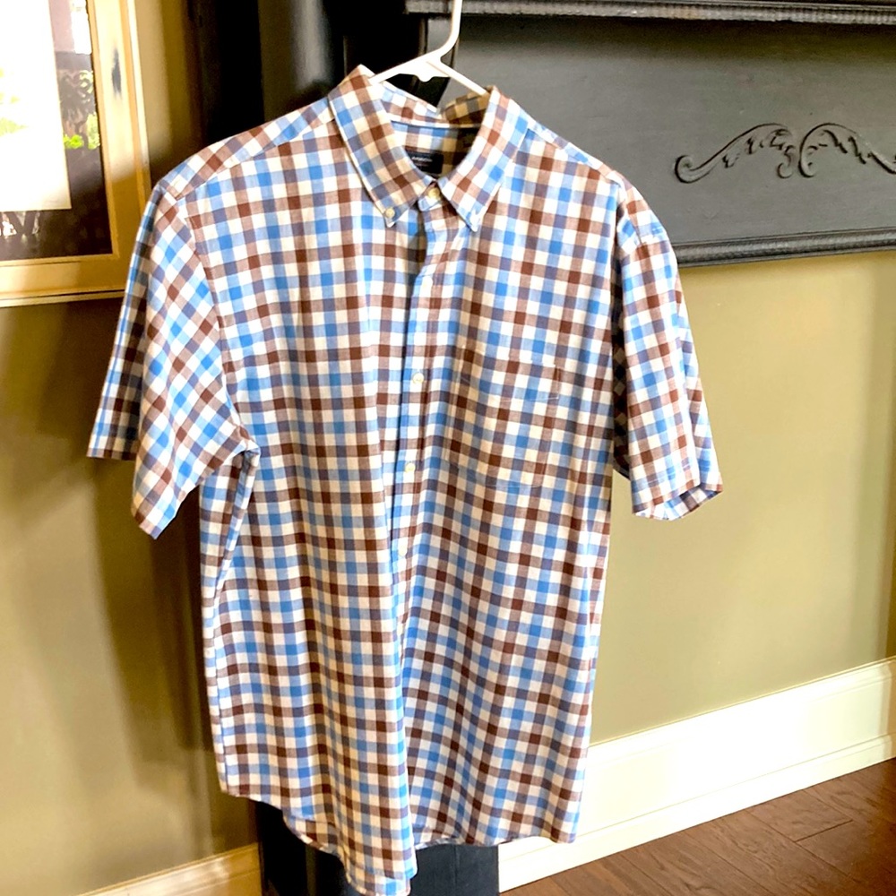 Men’s short sleeve, casual/dress shirt. Size large.